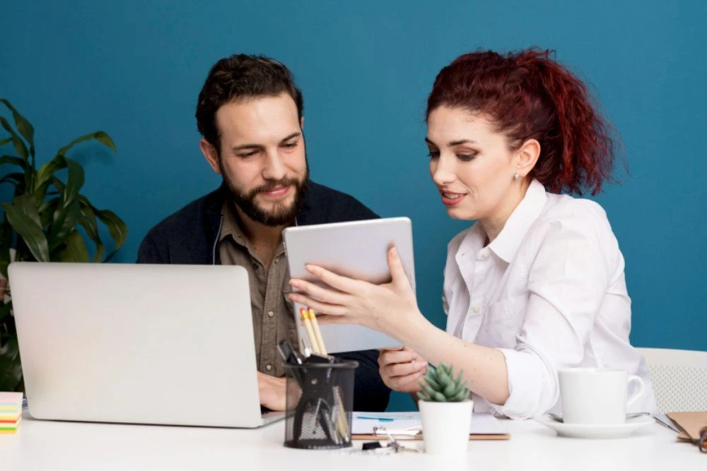 Agência de Tráfego Pago vs. Freelancer: Qual Contratar? Análise de Custo-Benefício